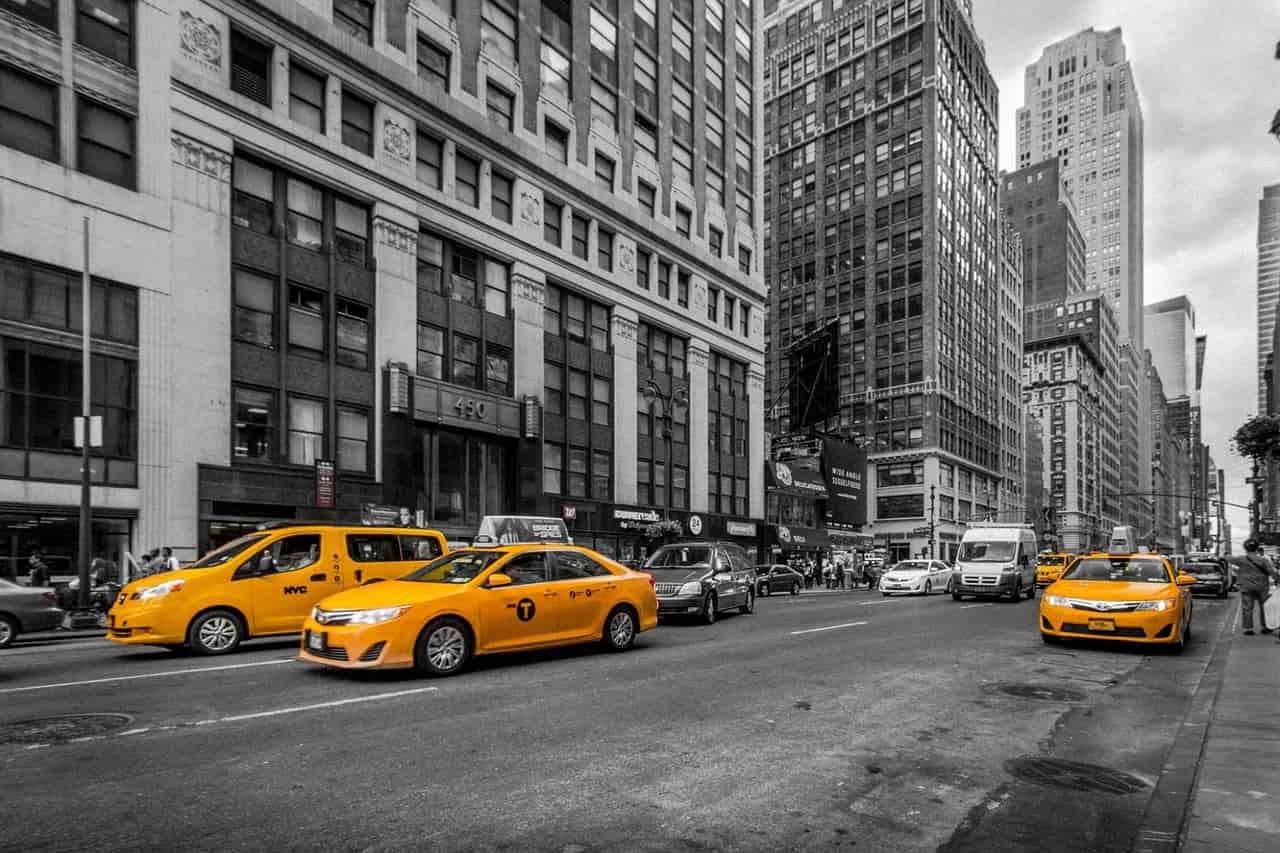 なぜアメリカのタクシー「イエローキャブ」は黄色いのか？