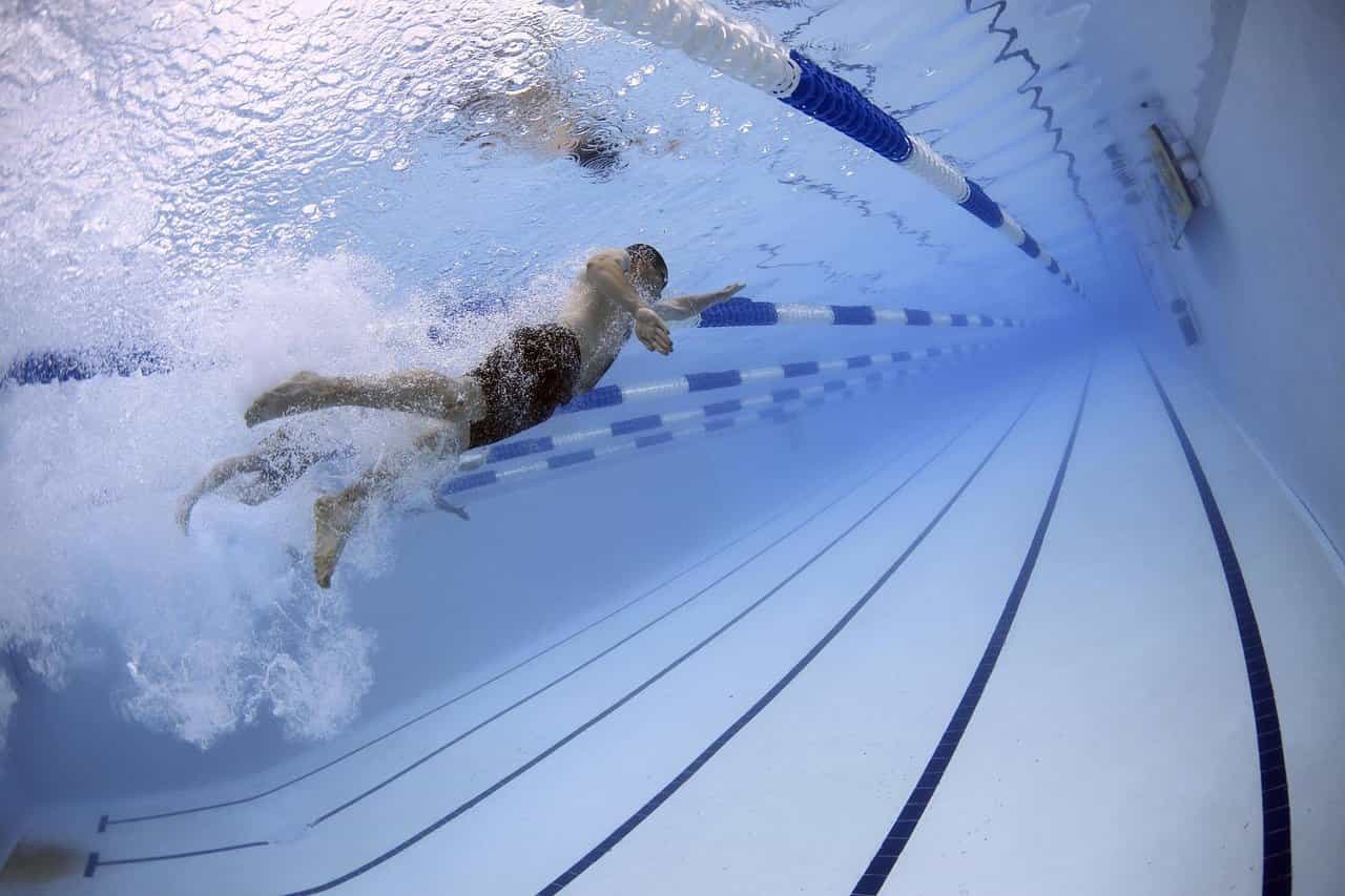 水泳選手が体の毛を剃ると泳ぎが速くなるのは本当か？