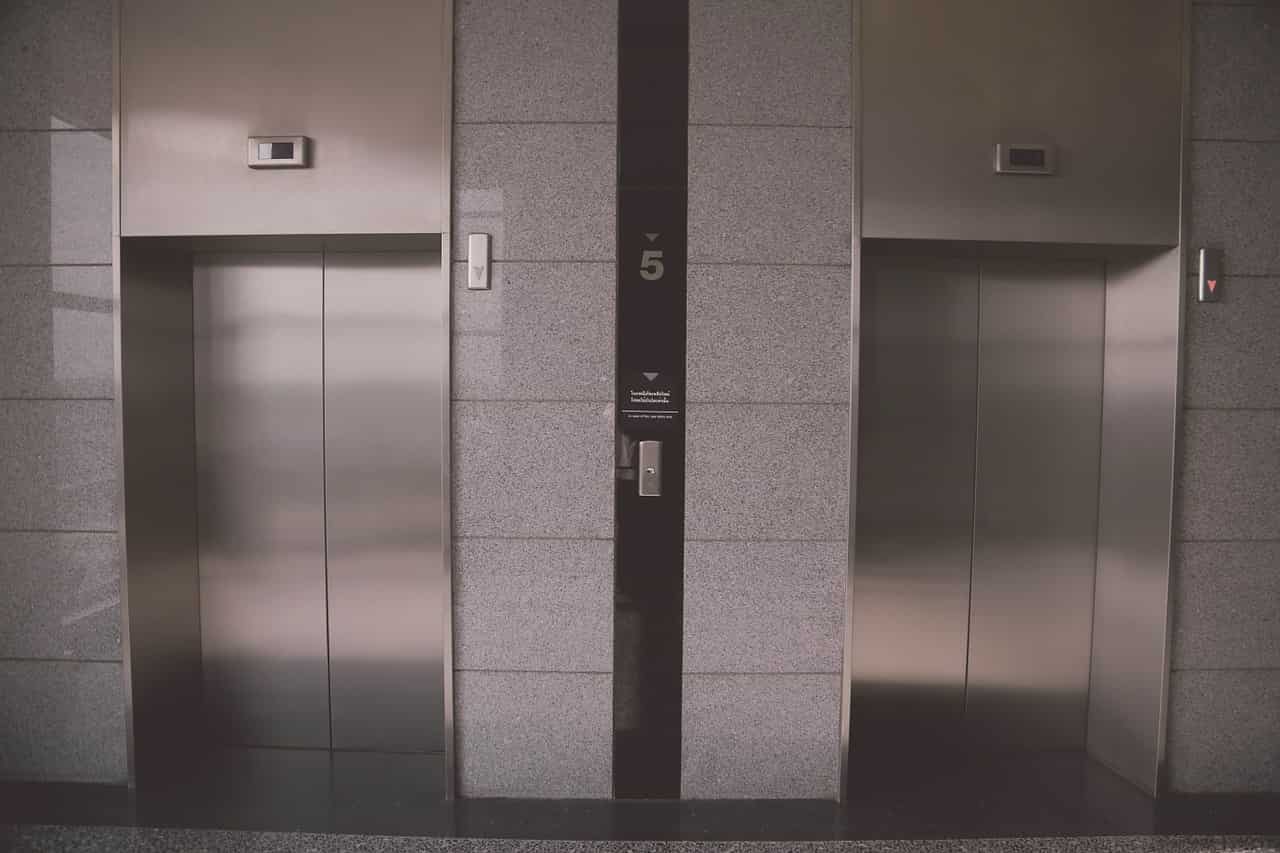 落下するエレベーターから生き残る方法