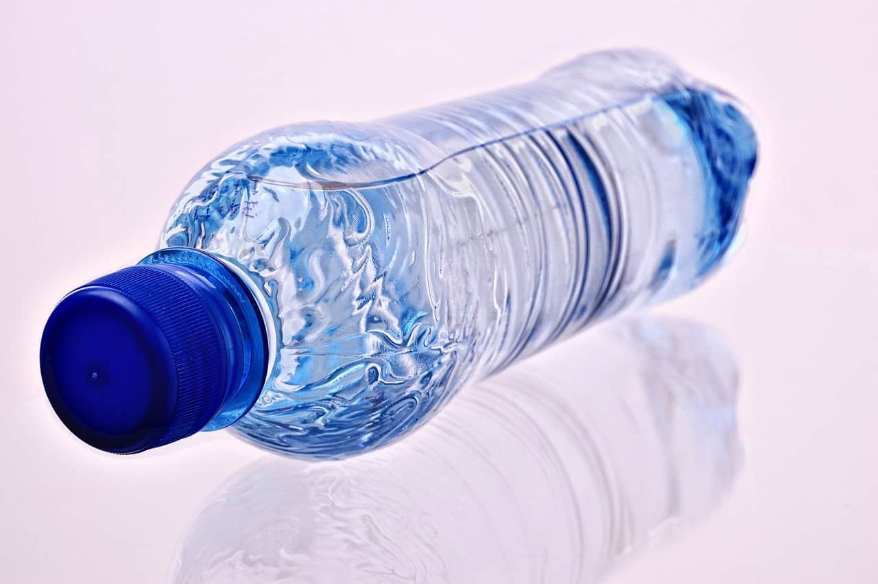 ペットボトルの水を飲むのをやめたほうがいい理由