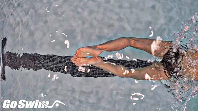 平泳ぎの足のリカバリーでの水の抵抗をなくす練習方法