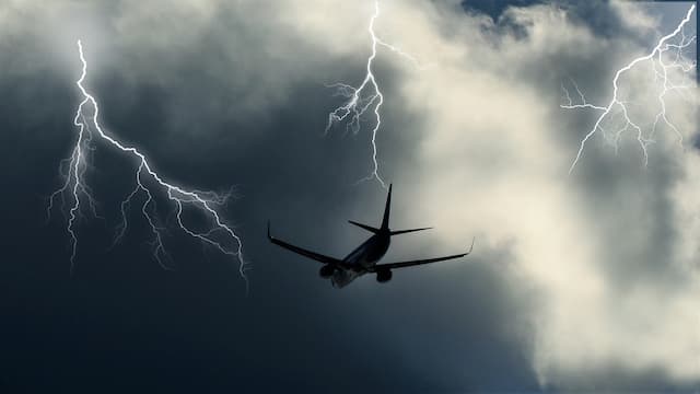 飛行機が雷にうたれるとどうなる？