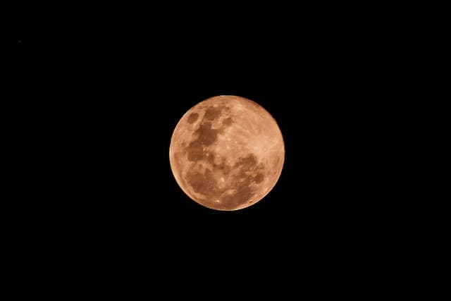 月食では月が赤い理由