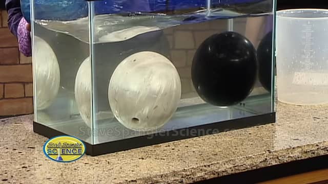 水に浮かぶ球と沈む球何が違うのか？