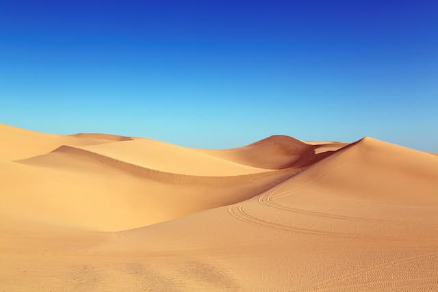 砂漠の砂の下には何があるのか？
