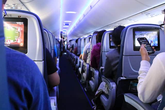 飛行機で安全な座席とは