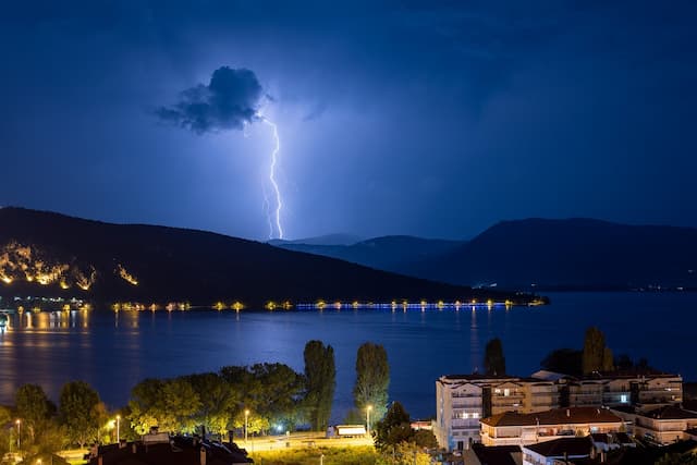 雷を電力源にできないか？