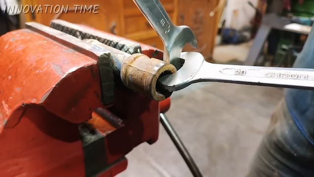 回しにくいボルトの回し方