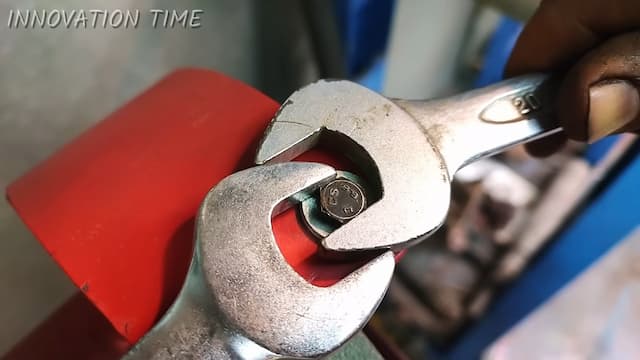 小さいボルトの回し方
