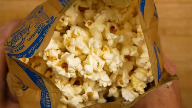 包装紙に金属のシートを入れる