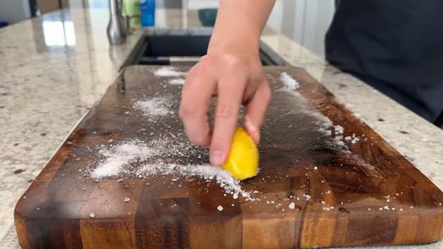 塩とレモンを使ったまな板の手入れ方法