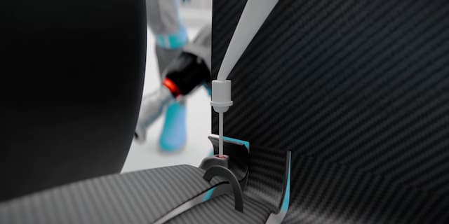 フロントウィングの調整作業