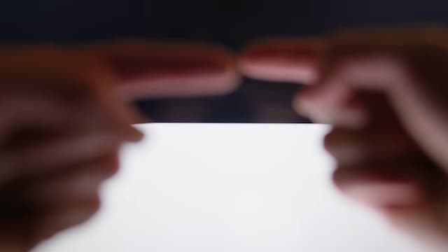 指がただ単に重なているように見える