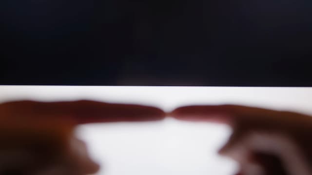 指が膨らむようにみえる