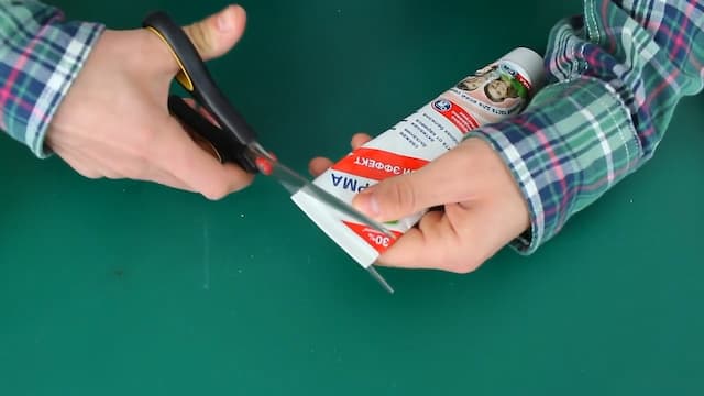 歯磨きチューブを切る
