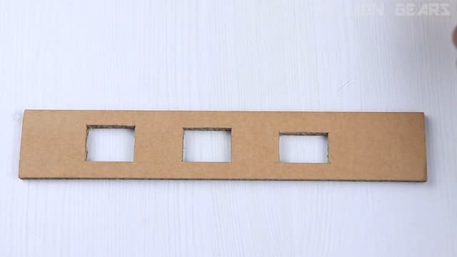 コイン選別の四角い穴をくり抜く