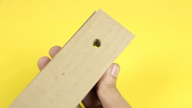 鉛筆で穴を開ける