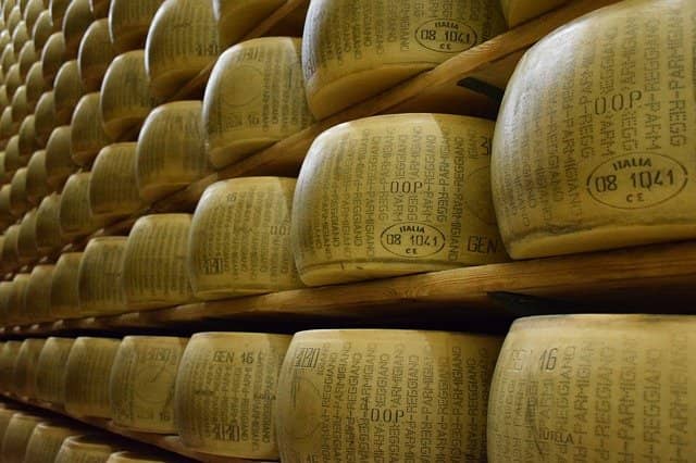 パルミジャーノ レッジャーノ が高い理由 粉チーズの パルメザンチーズ との大きな違い 知力空間