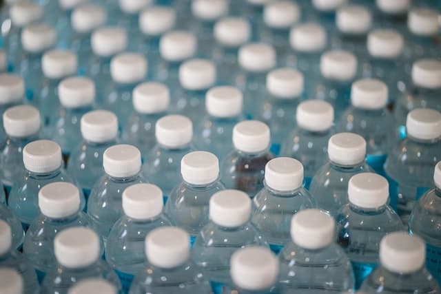 ペットボトルの水を飲むのをやめたほうがいい理由 知力空間